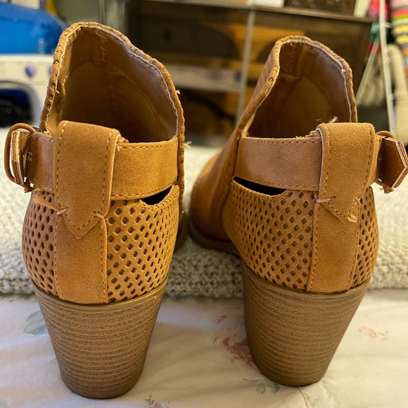QUPID Tobin Short Booties Women’s Size 10 Tan Distress Nubuck Brown like new! - Picture 9 of 10